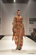 Model walk the ramp for Malini Ramani Show at Wills Lifestyle India Fashion Week 2012 day 4 on 9th Oct 2012 (99).JPG
